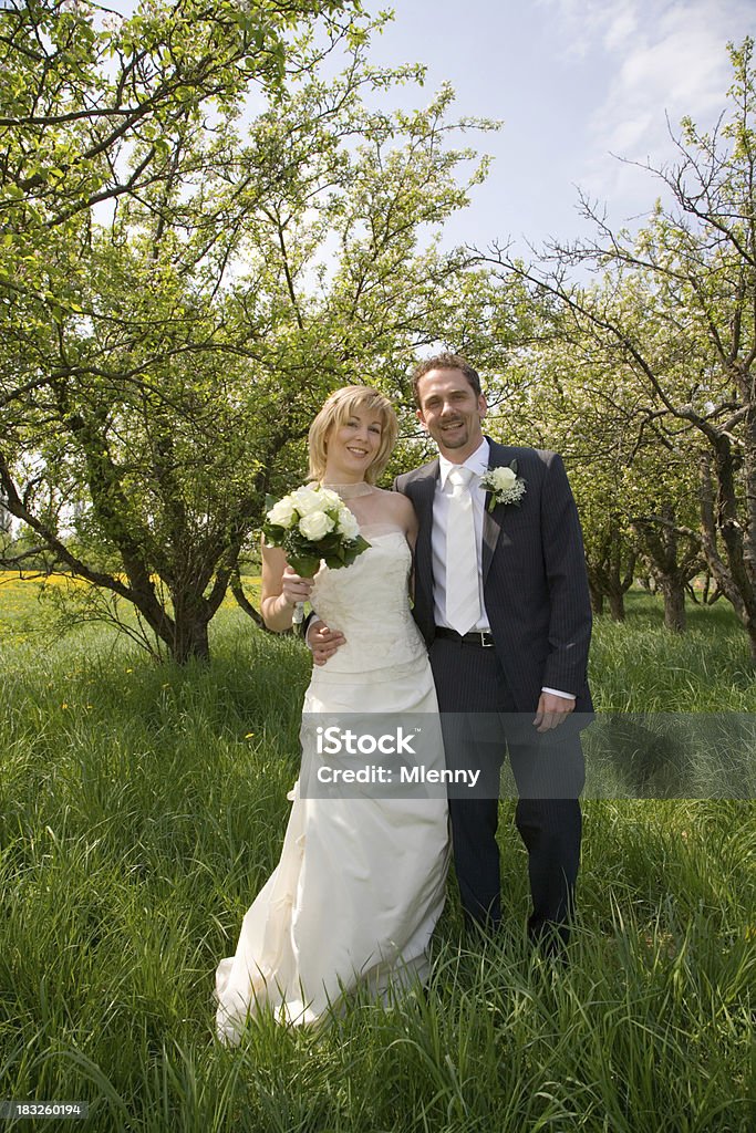 Ritratto di sposa e sposo - Foto stock royalty-free di Abbracciare una persona