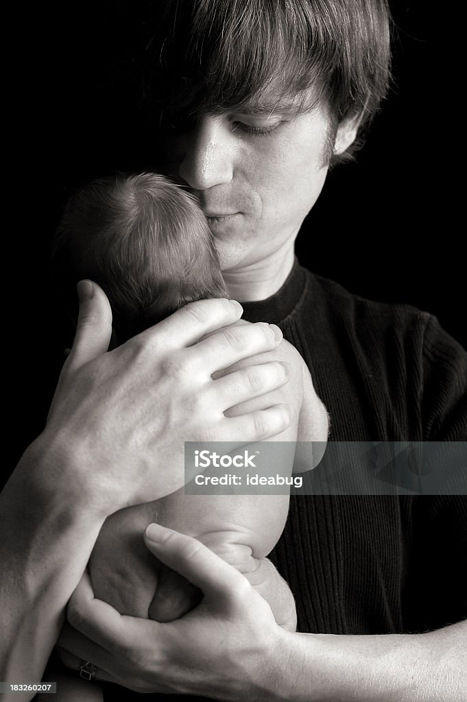 Immagine in bianco e nero del padre Ripararsi il Suo neonato - Foto stock royalty-free di 0-11 Mesi