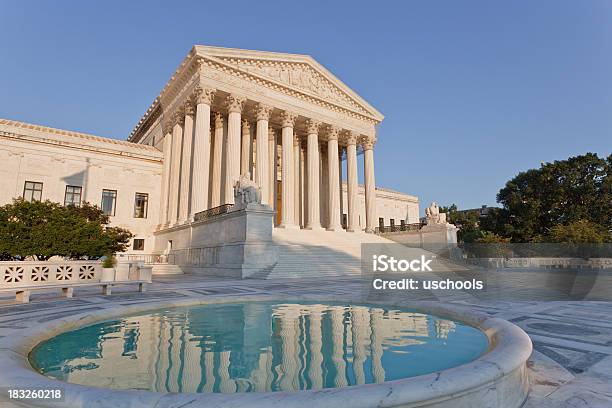 Oberstes Bundesgericht Der Usa Und Reflecting Pool Stockfoto und mehr Bilder von Architektonische Säule - Architektonische Säule, Architektonisches Detail, Bauwerk