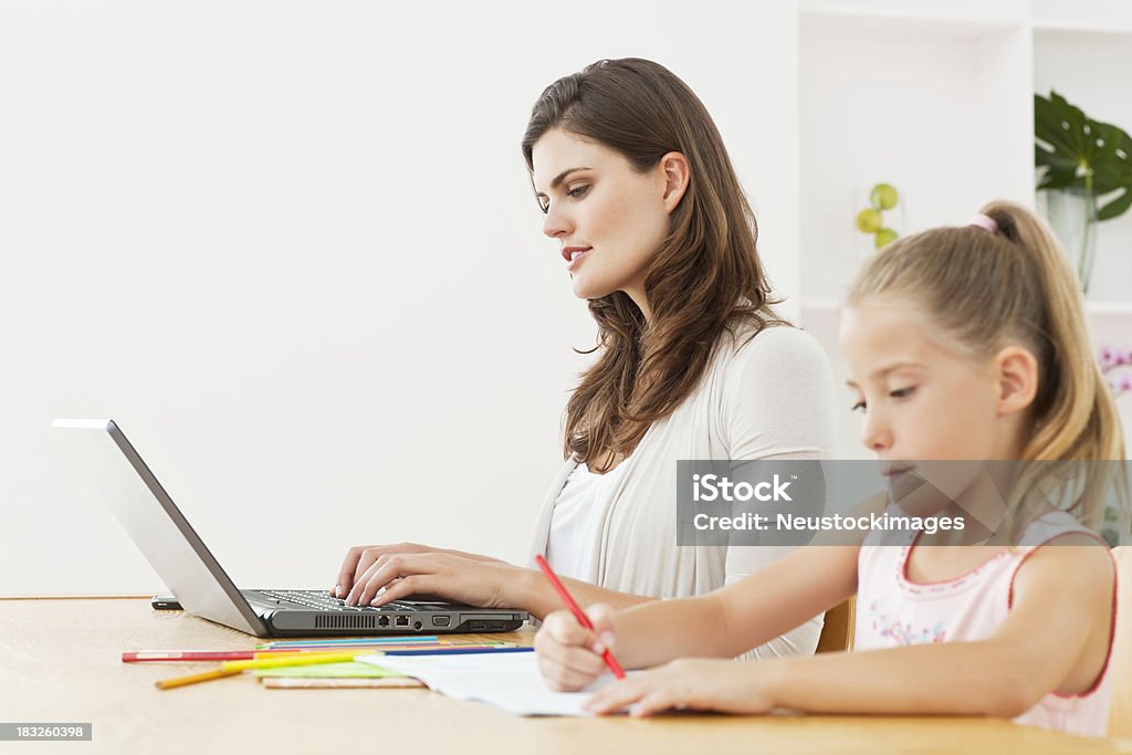 Madre e figlia a casa di lavoro - Foto stock royalty-free di 8-9 anni