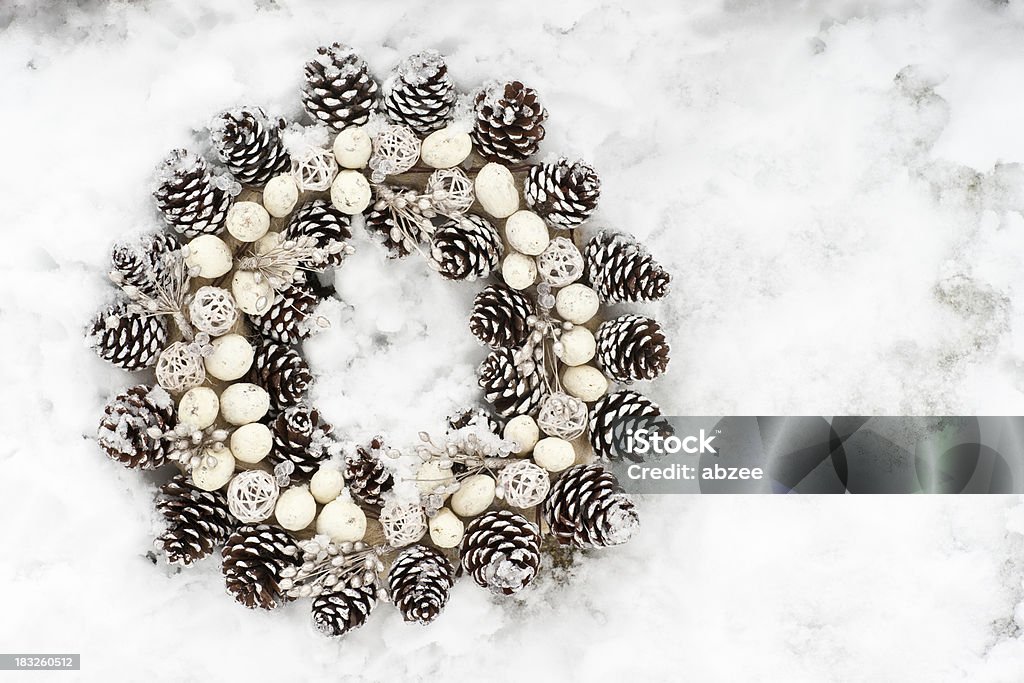 Pine cone Kranz auf schneebedeckte wall - Lizenzfrei Dekoration Stock-Foto