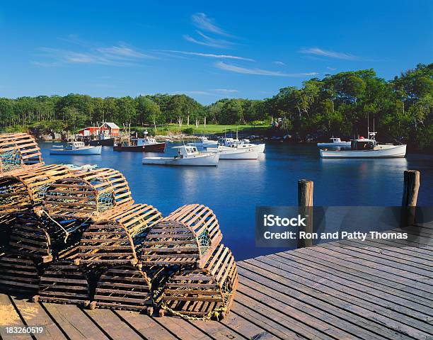 Maine Villaggio Di Pescatori - Fotografie stock e altre immagini di Nassa per aragoste - Nassa per aragoste, Maine, Legno