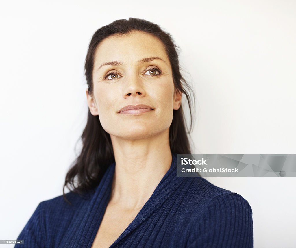 Tranquilo medio de mujer mirando copyspace distancia en - Foto de stock de Mujeres libre de derechos