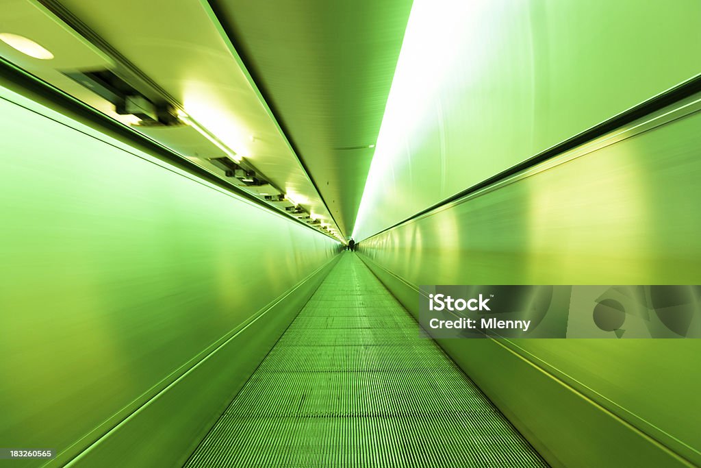 Aeroporto di passaggio sopraelevato Lime verde, illuminato Tunnel - Foto stock royalty-free di Colore verde