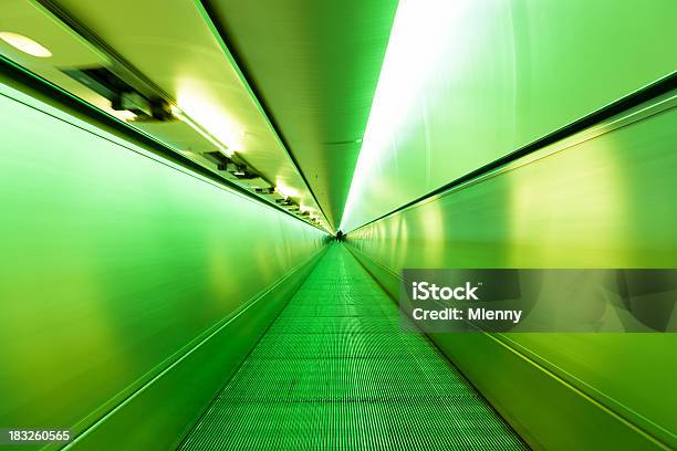 Aeroporto Di Passaggio Sopraelevato Lime Verde Illuminato Tunnel - Fotografie stock e altre immagini di Colore verde