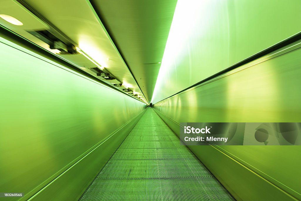 Аэропорт Надземная пешеходная дорожка зеленый лайм Иллюминация тоннель - Стоковые фото Зелёный цвет роялти-фри