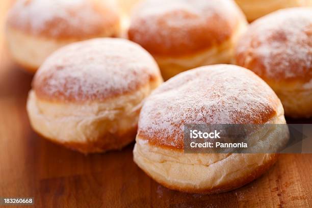 Бисмарк Донатс — стоковые фотографии и другие картинки Пончик с джемом - Пончик с джемом, Пончик, Еда