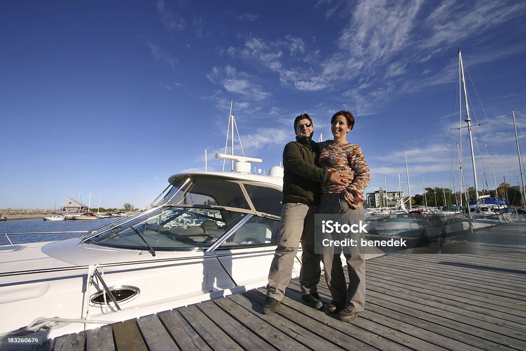 Casal e iate - Foto de stock de Abraçar royalty-free