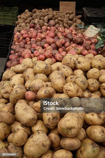 Foto de Mercado De Produtores Batatas e mais fotos de stock de Batata - Tubérculo - Batata - Tubérculo, Batata Russet, Batata Yukon Gold
