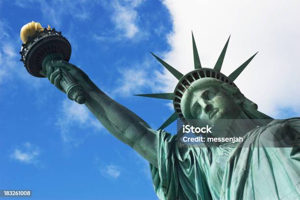 Nahaufnahme Von Lady Liberty Stockfoto und mehr Bilder von Fackel - Fackel, Freiheit, Amerikanische Kontinente und Regionen