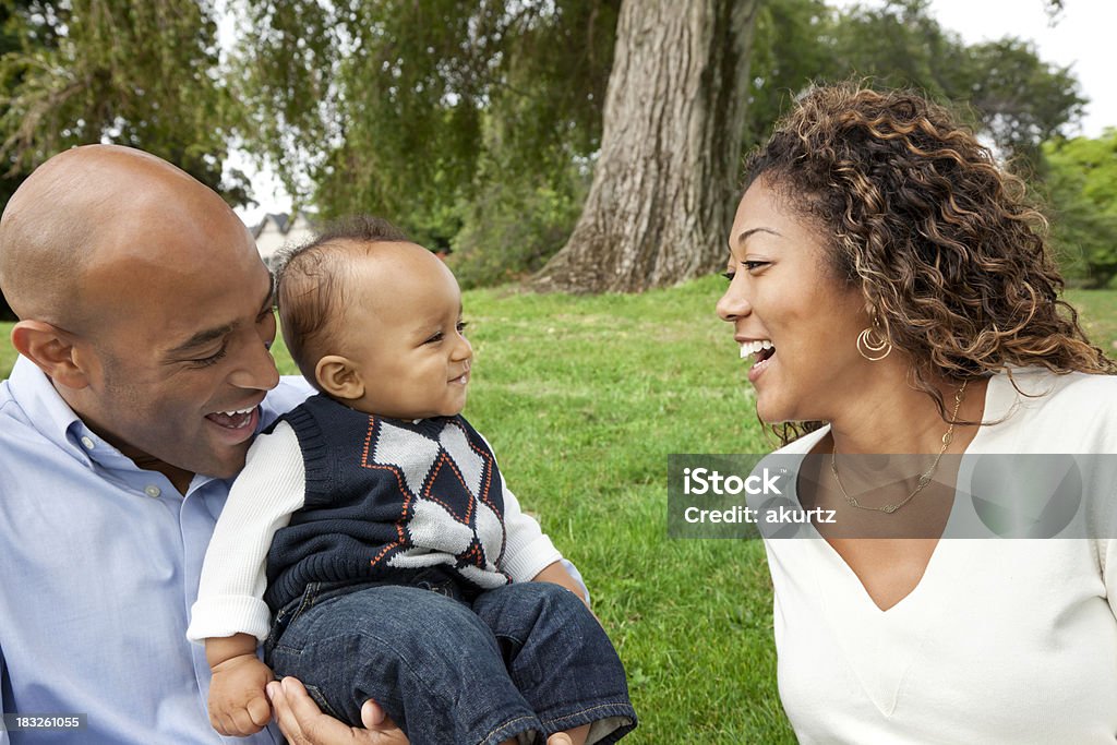 Felice famiglia afro-americana gioco bambino nel parco - Foto stock royalty-free di 25-29 anni