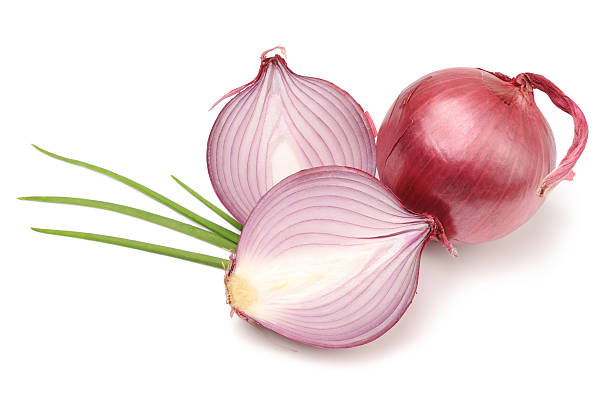 красные или лиловые органических лук изолированные - spanish onion стоковые фото и изображения