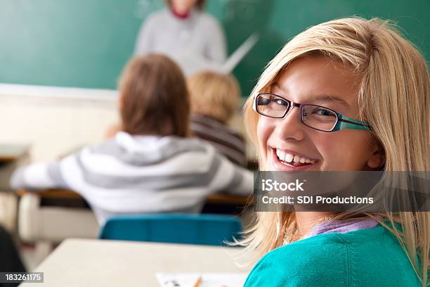 Glückliche Junge Mädchen Schaut Zurück In Class Stockfoto und mehr Bilder von Anfang - Anfang, Aufregung, Beginn des Schuljahres