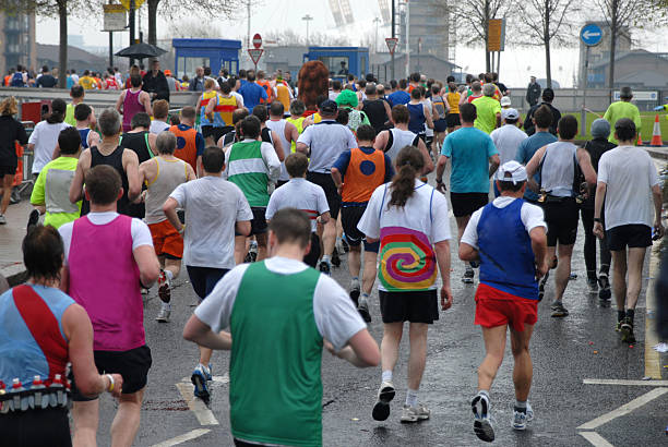 les coureurs du marathon - marathon running london england competition photos et images de collection