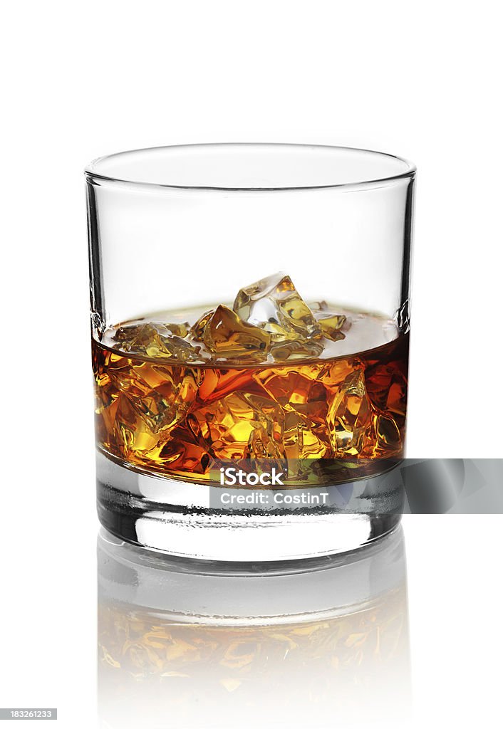 Verre avec de l'alcool et de glaçons. - Photo de Whisky libre de droits