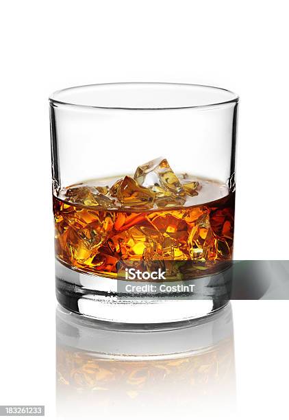 Foto de Bebidas Alcoólicas E Copo Com Cubos De Gelo e mais fotos de stock de Whisky - Whisky, Copo, Vidro