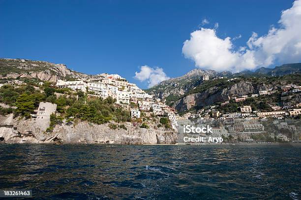 Positano Costiera Amalfitana Italia - Fotografie stock e altre immagini di Ambientazione esterna - Ambientazione esterna, Architettura, Chiesa