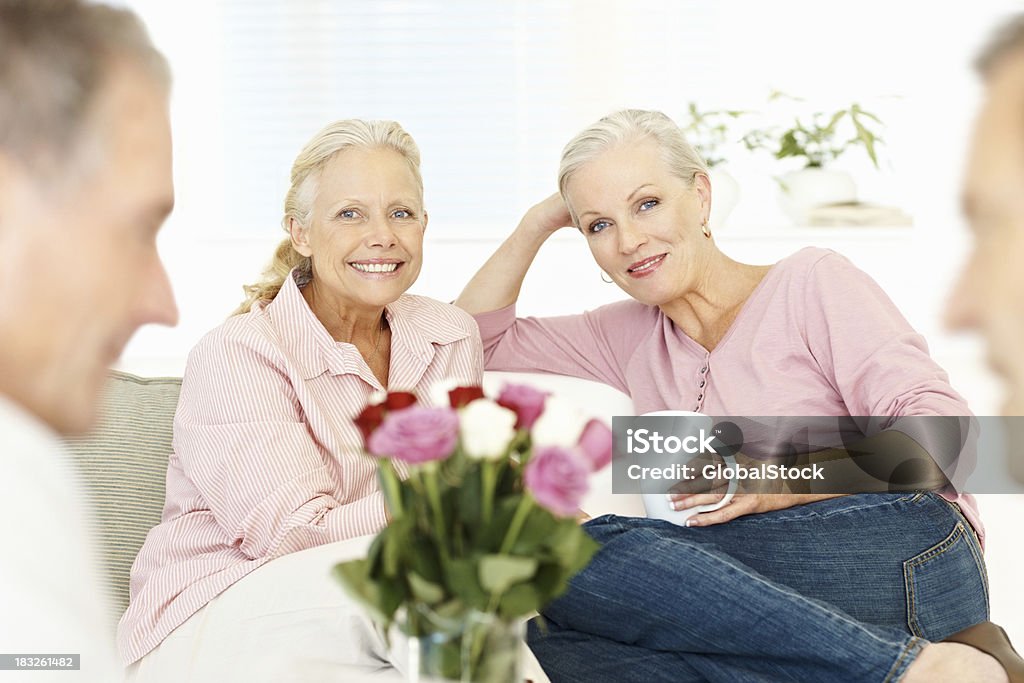 Duas mulher sorridente e descontraída, tendo Café - Royalty-free 50 Anos Foto de stock