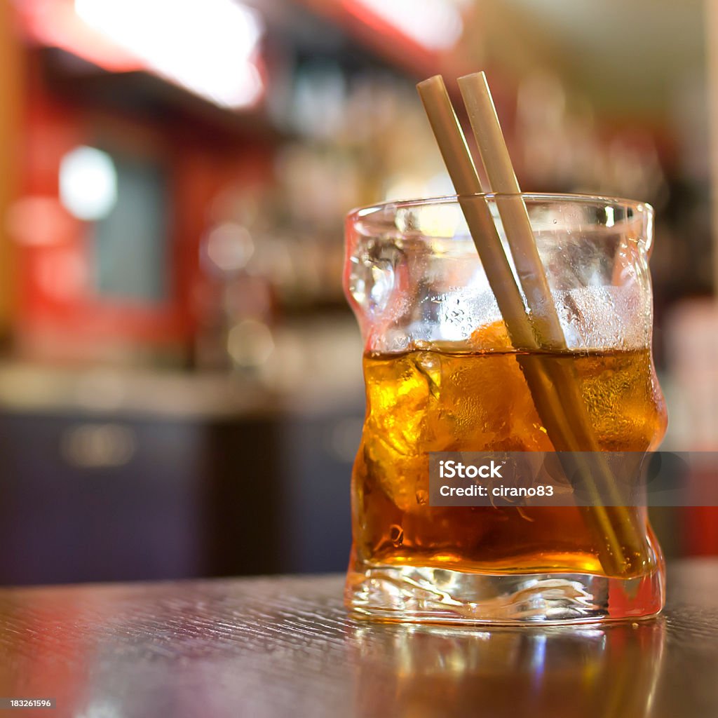 Primer plano de una bebida en el Bar - Foto de stock de Aperitivo - Bebida alcohólica libre de derechos