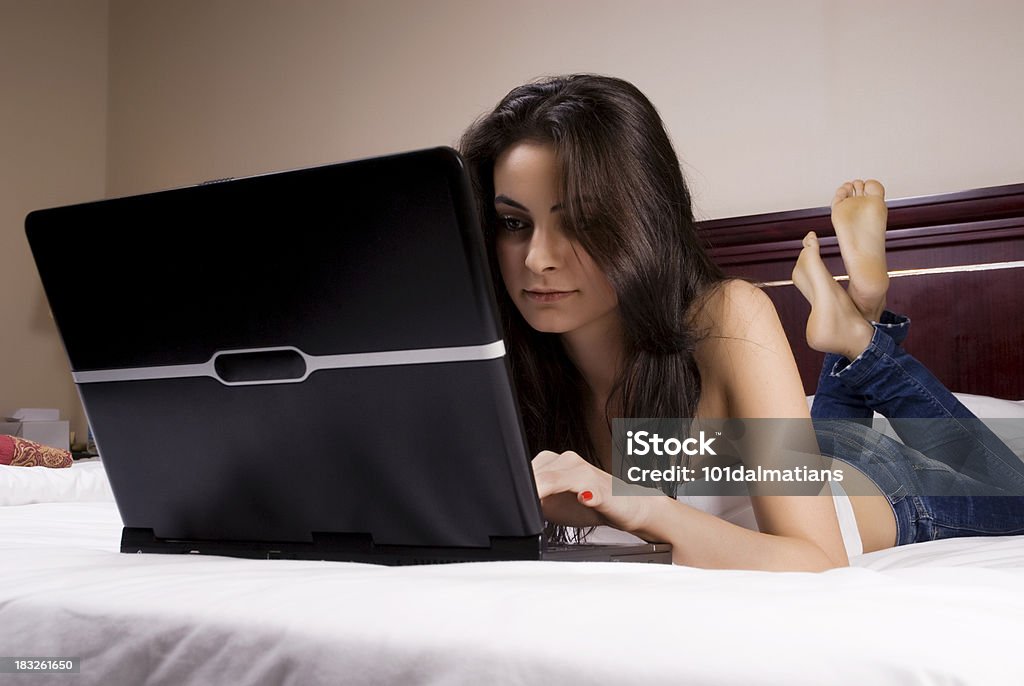 Atraente mulher com computador portátil - Royalty-free 20-29 Anos Foto de stock