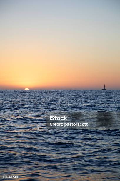 夕日をヨットスタイル - Horizonのストックフォトや画像を多数ご用意 - Horizon, カラー画像, カリフォルニア州