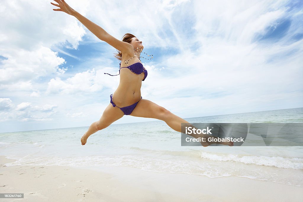 Aktive sexy Frauen springen am Strand im Sommer Urlaub - Lizenzfrei Strand Stock-Foto