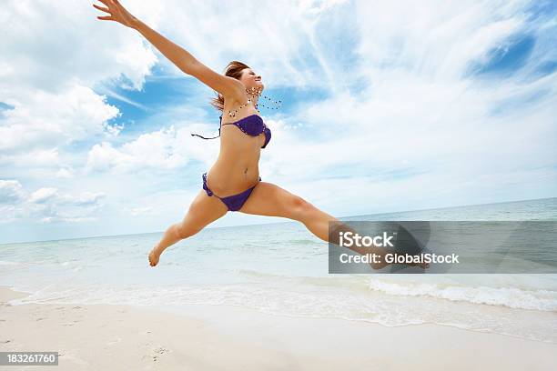 Aktive Sexy Frauen Springen Am Strand Im Sommer Urlaub Stockfoto und mehr Bilder von Strand