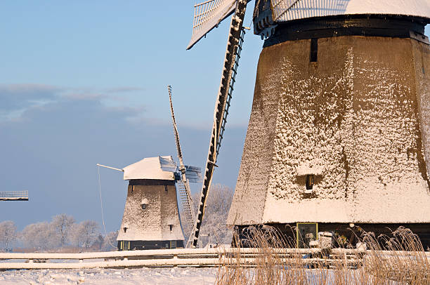 moulins en hiver - schermerhorn photos et images de collection