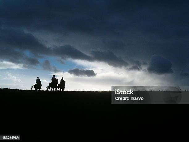 Photo libre de droit de Cyclistes Sur La Tempête banque d'images et plus d'images libres de droit de Jockey - Jockey, Cheval, Courir