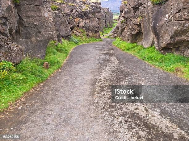 Parque Nacional Pingvellir Foto de stock y más banco de imágenes de Aire libre - Aire libre, Ajardinado, Camino