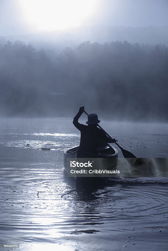 Chica al aire libre en canoa con balancines el lago de blue misty sunrise - Foto de stock de Adolescente libre de derechos