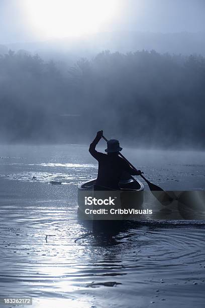 Chica Al Aire Libre En Canoa Con Balancines El Lago De Blue Misty Sunrise Foto de stock y más banco de imágenes de Adolescente