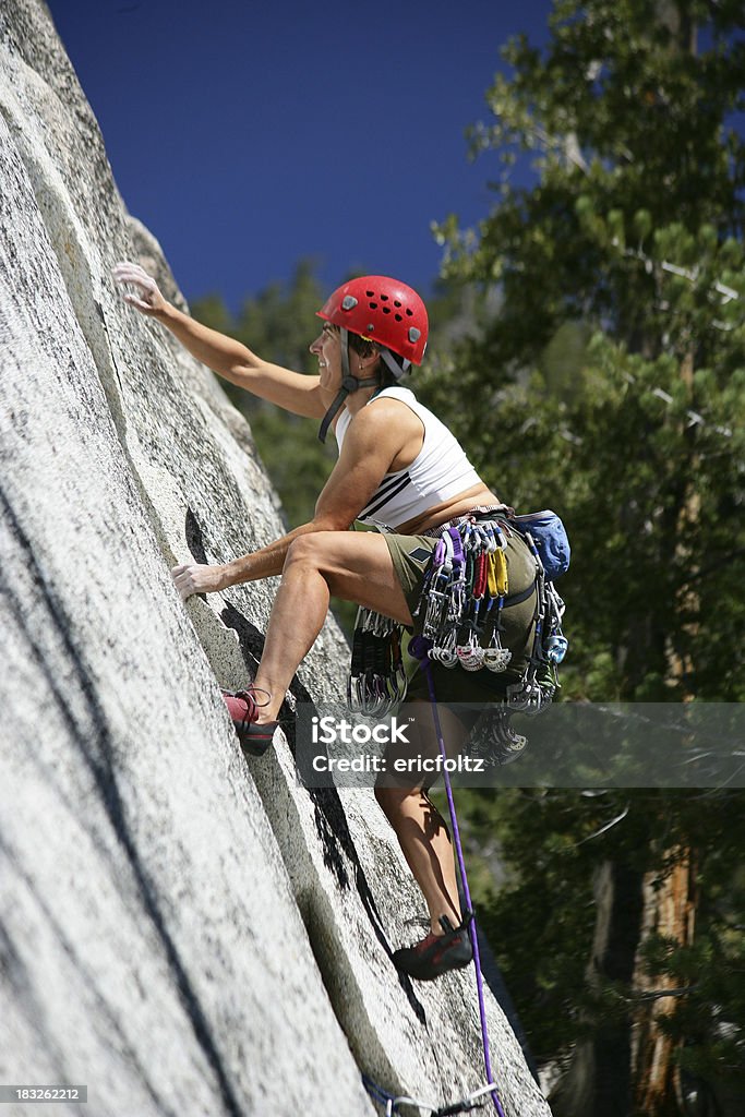 Mulher alpinista ao suicídio Rock - Foto de stock de Adulto royalty-free