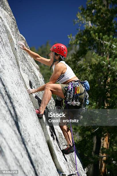 Foto de Mulher Alpinista Ao Suicídio Rock e mais fotos de stock de Adulto - Adulto, Agilidade, Artigo de vestuário para cabeça