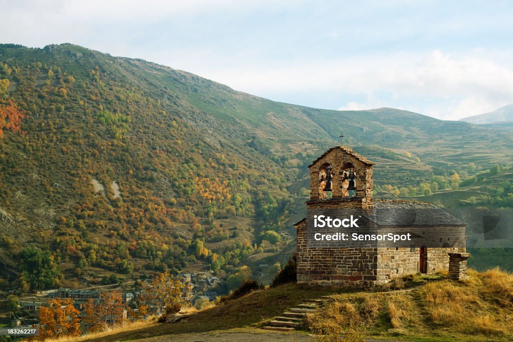 Montanha Igreja nos Pirineus - Foto de stock de Lérida royalty-free