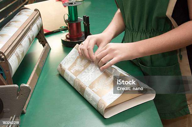 Foto de Loja De Embrulho Para Presente e mais fotos de stock de Papel De Embrulho - Material - Papel De Embrulho - Material, Loja, Embrulho