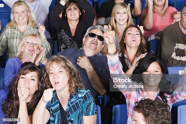 Torcer Multidão Em Um Estádio - Fotografias de stock e mais imagens de 30-39 Anos - 30-39 Anos, Adulto, Adulto de idade mediana