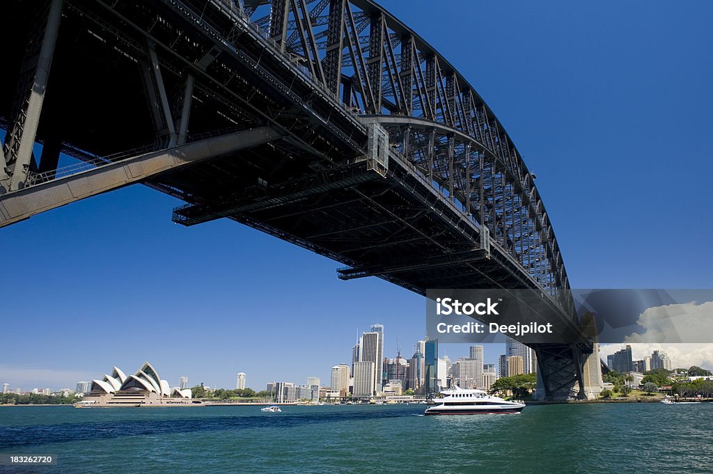 Sydney Harbour Bridge e o horizonte da cidade na Austrália - Foto de stock de Austrália royalty-free