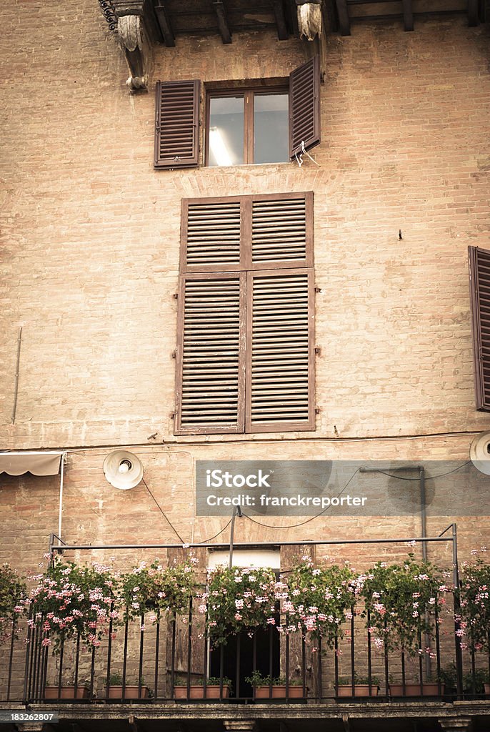 Old Windows balcón postcart de Italia-Siena - Foto de stock de Adoquinado libre de derechos