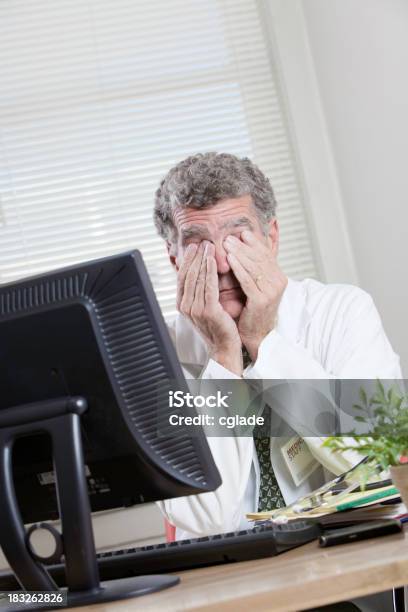 Foto de Cansado Ou Estressado Profissional Médico e mais fotos de stock de Administrador - Administrador, Burocracia, Computador