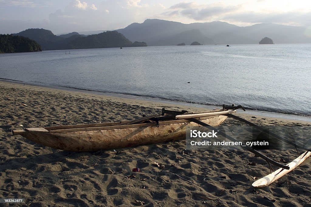 Традиционные каноэ с аутригером на пляже в Папуа-Новая Гвинея - Стоковые фото Папуа-Новая Гвинея роялти-фри