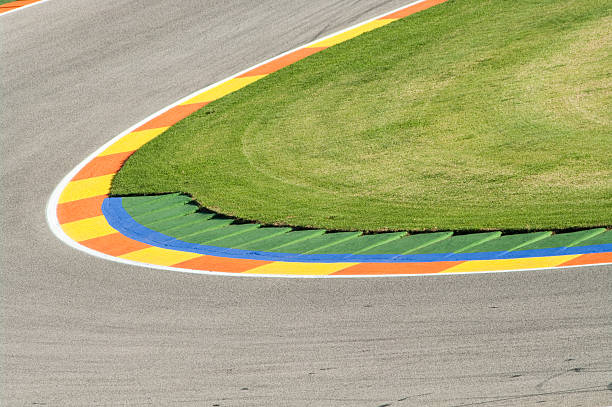 la sfida della striscia in pista utilizzato per le auto da corsa - rumble strip foto e immagini stock