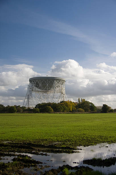 aeropuerto lovell telescopio radio, jodrell bank observatorio - jodrell bank radio telescope dish cheshire astronomy telescope observatory fotografías e imágenes de stock