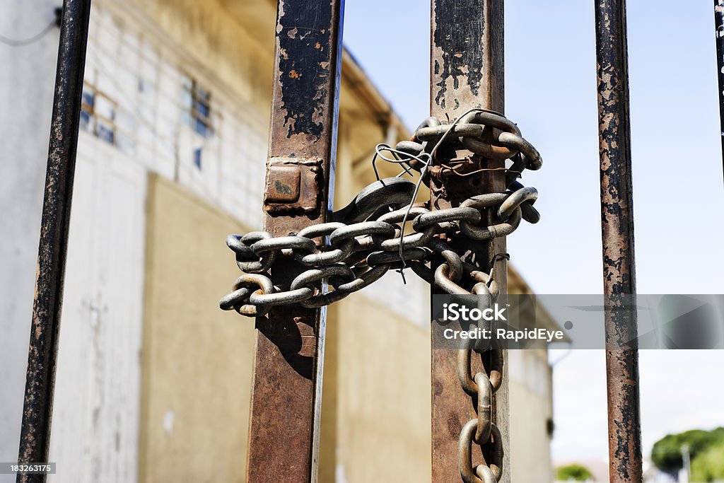 Rusty old gates organisé avec fermeture à chaîne et wire - Photo de Usine libre de droits