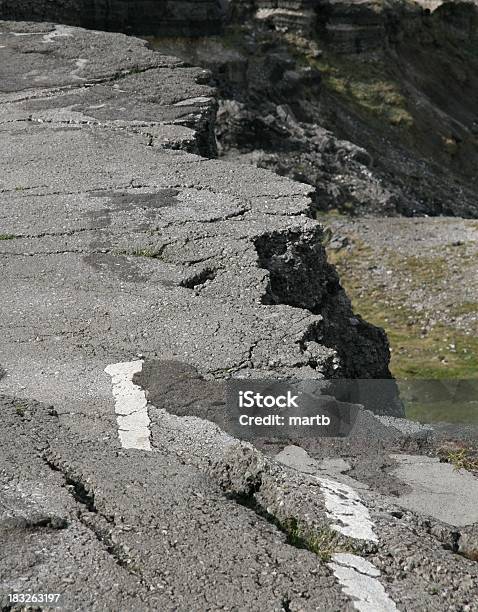 Broken Road Foto de stock y más banco de imágenes de Terremoto - Terremoto, Vía, Abandonado