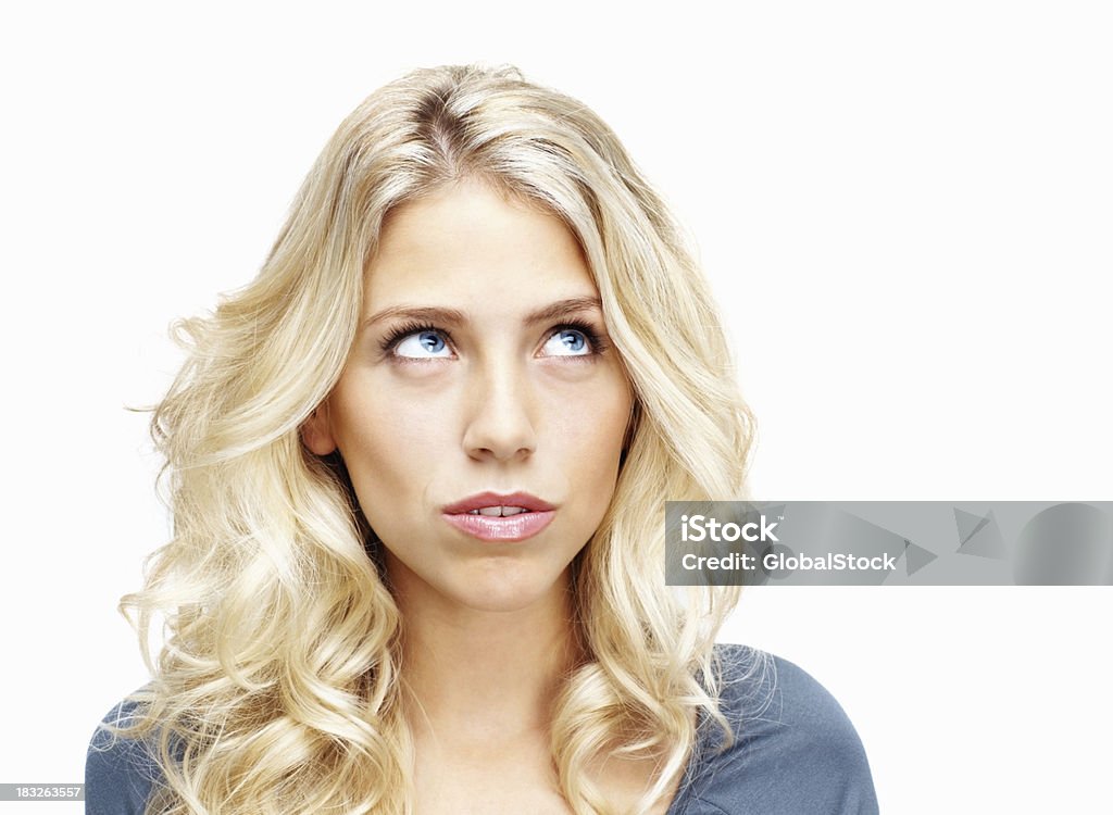 Hübsche junge Frauen Wegsehen auf weißem Hintergrund - Lizenzfrei Attraktive Frau Stock-Foto