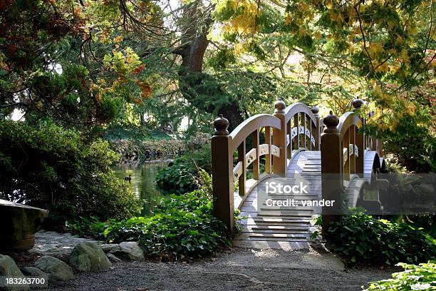 Puente En El Jardín Japonés Foto de stock y más banco de imágenes de Agua - Agua, Ajardinado, Belleza de la naturaleza