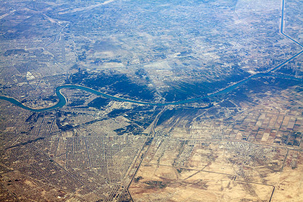 bagdad de un paisaje de la ciudad y el río tigris - bin laden fotografías e imágenes de stock