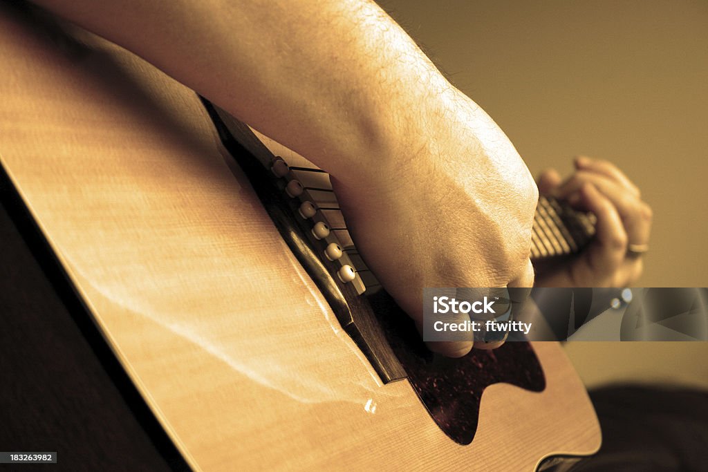 Jouer de la guitare gros plan en Sépia - Photo de Accord - Écriture musicale libre de droits