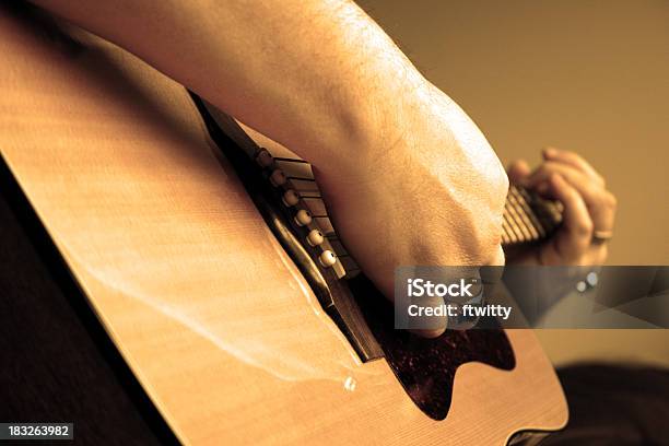 Photo libre de droit de Jouer De La Guitare Gros Plan En Sépia banque d'images et plus d'images libres de droit de Accord - Écriture musicale - Accord - Écriture musicale, Adulte, Art